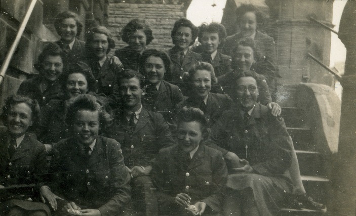 Two photos of Vi's course at RAF Penarth in 1942