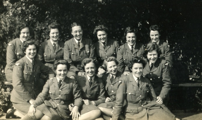 Two photos of Vi's course at RAF Penarth in 1942